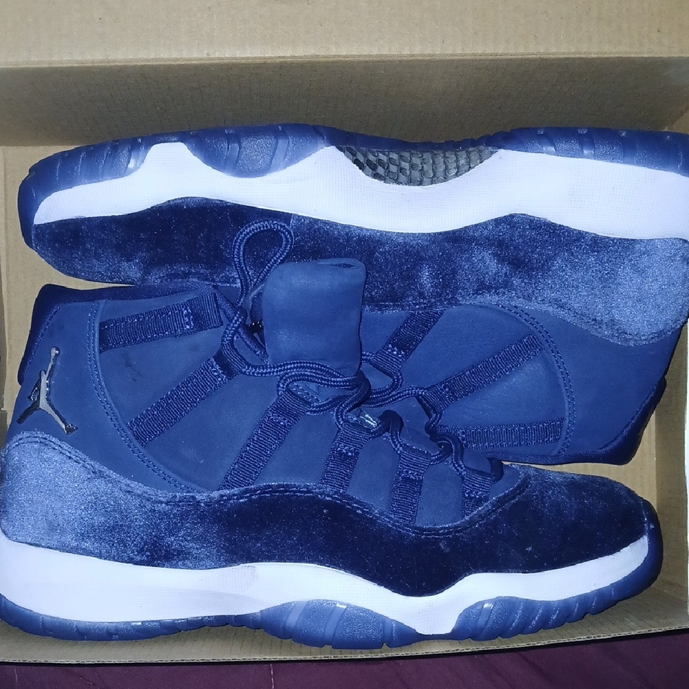 Jordan Sneakers in Navy and White